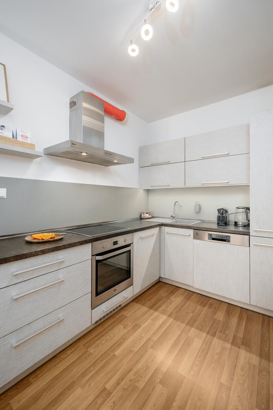 Prague Days - Bright Apartment - Balcony - Private Parking Luaran gambar