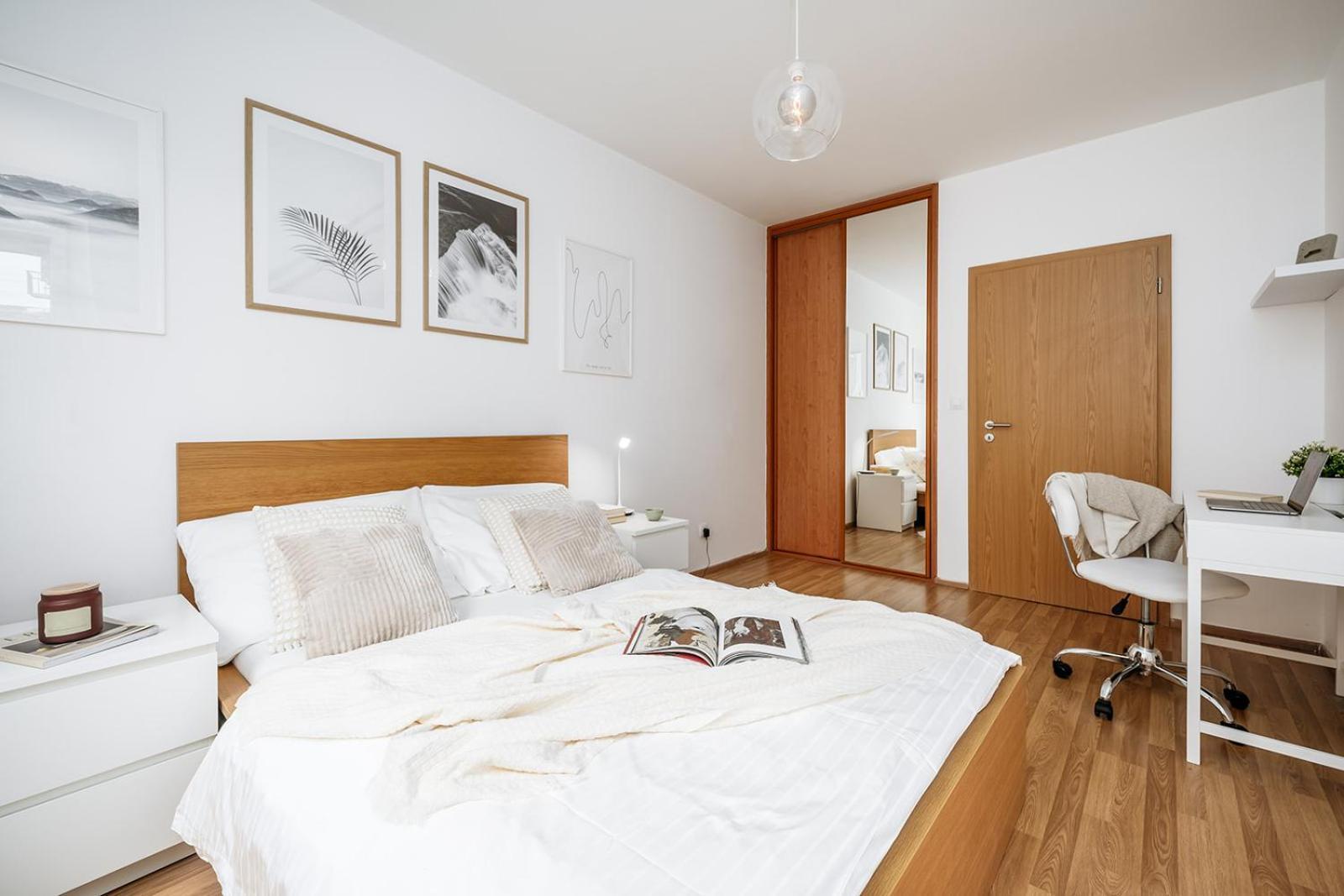 Prague Days - Bright Apartment - Balcony - Private Parking Luaran gambar