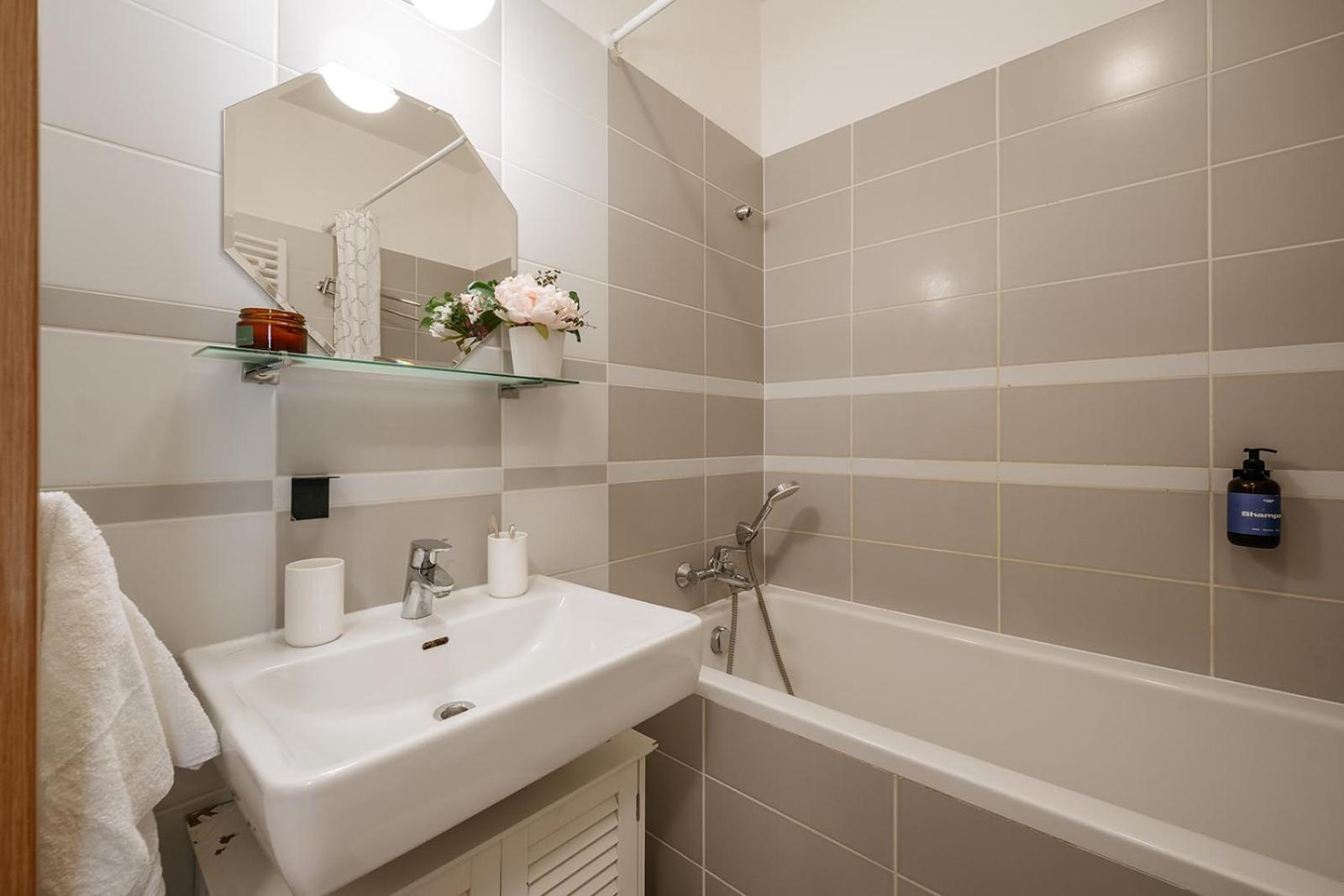 Prague Days - Bright Apartment - Balcony - Private Parking Luaran gambar