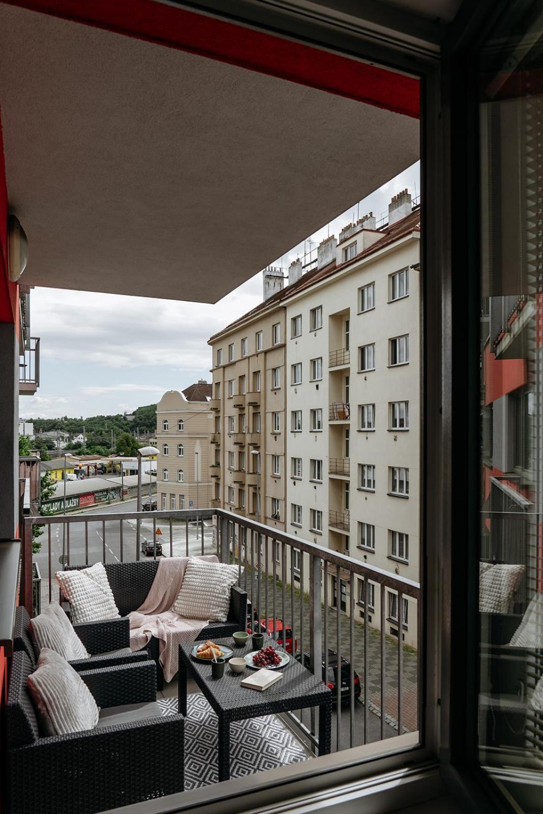 Prague Days - Bright Apartment - Balcony - Private Parking Luaran gambar